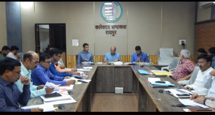 नियमितिकरण के लिए प्राप्त प्रकरणों का सूक्ष्मता से जांच करें-कलेक्टर डॉ.सर्वेश्वर भुरे