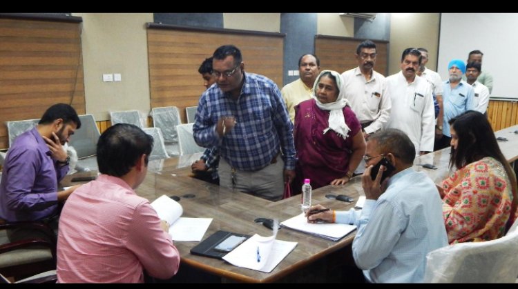 कलेक्टर जनचौपाल में सुनी गई आम नागरिकों की समस्याएं जनचौपाल में प्राप्त हुए लगभग 60 आवेदन