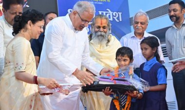 शाला प्रवेश उत्सव में मुख्यमंत्री ने नव प्रवेशी बच्चों को खिलाई मिठाई, तिलक लगाकर किया स्वागत