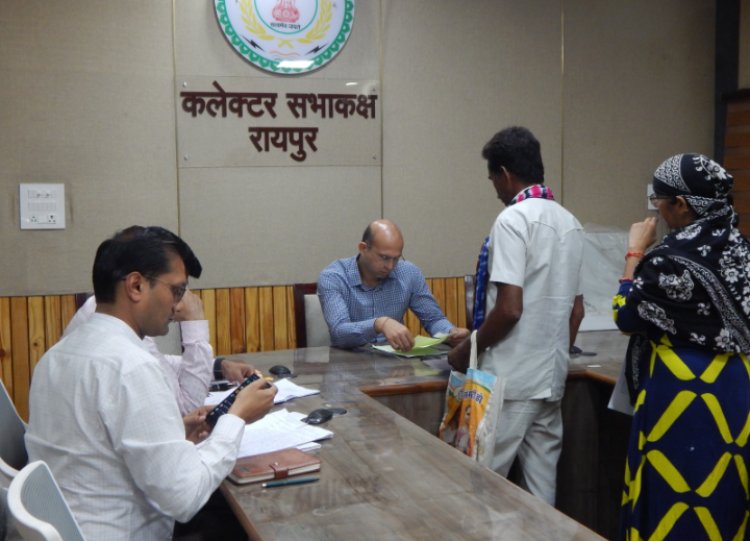 कलेक्टर डॉ भुरे ने जनचौपाल में सुनी आम नागरिकों की समस्याएं जनचौपाल में प्राप्त हुए लगभग 50 आवेदन