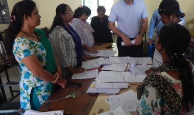 कलेक्टर ने मतदान क्रेन्द्रों में जाकर द्वितीय विशेष संक्षिप्त पुनरीक्षण कार्रवाई का निरीक्षण किया