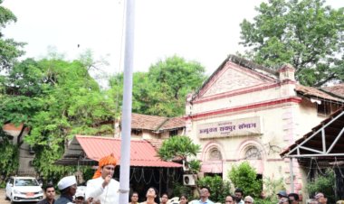 संभागायुक्त डॉ अलंग ने किया कमिश्नर कार्यालय में ध्वजारोहण