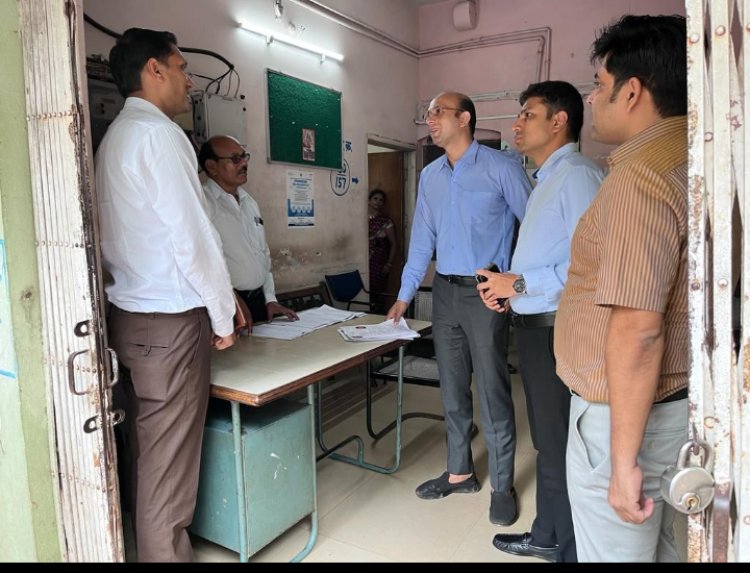 शहर के कई मतदान केंद्रों तक पहुंचे कलेक्टर-एसएसपी पानी, विद्युत व्यवस्था, रैम्प, शौचालय आदि की देखी व्यवस्था