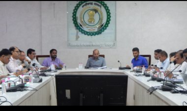 कलेक्टर ने ली समय सीमा की बैठक   नागरिकों  की समस्याओं को संवेदनशीलता से सुने और यथासंभव समाधान करने का प्रयास करें: डॉ भुरे