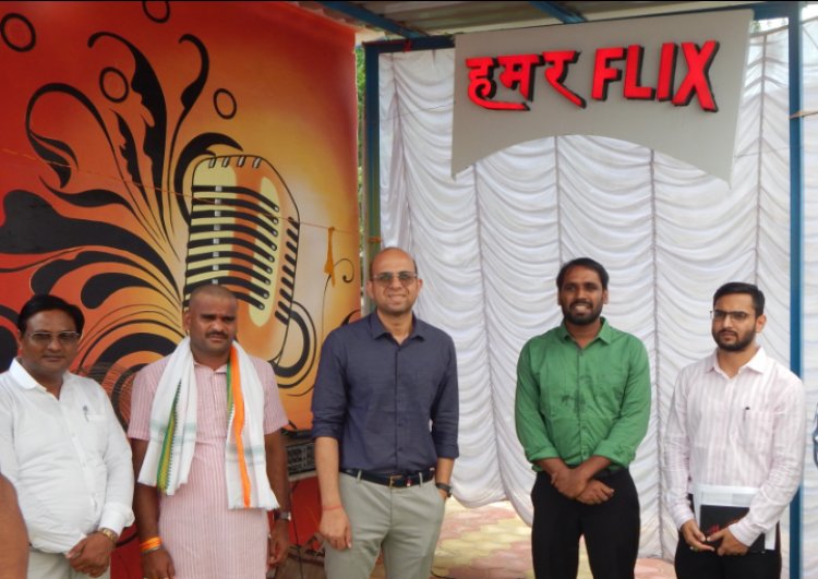 जिले के अनूठे यूट्यूबर गांव तुलसी नेवरा में आज यूट्यूबर युवाओं के समूह में खुशी की लहर दौड़ उठी