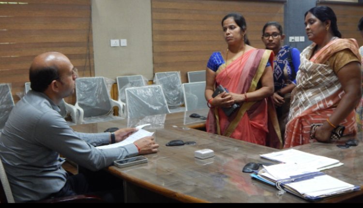 कलेक्टर डॉ. भुरे ने जनचौपाल में सुनी आम नागरिकों की समस्याएं जनचौपाल में आए 35 आवेदन कलेक्टर ने अधिकारियों को नियमानुसार कार्रवाई करने के दिए निर्देश