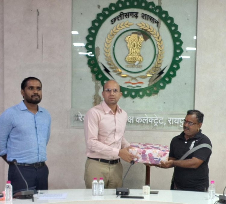 कलेक्टर ने पर्यावरण संरक्षण के लिए काम करने वाले राजधानी के शिल्पकार श्री बैरागी को किया सम्मानित