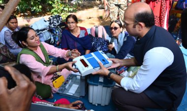 मतदान दल रवाना, सुबह से वितरण केन्द्र पर मौजूद रहे कलेक्टर डॉ. भुरे