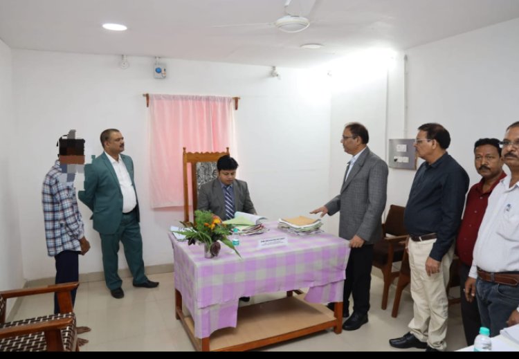 राज्य स्तरीय वृहद जेल लोक अदालत का हुआ आयोजन राज्य स्तरीय वृहद जेल लोक अदालत के आयोजन से रायपुर जिले से एक साथ 94 बंदी हुये रिहा