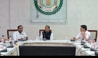 टीम वर्क के साथ काम करें, कार्यालय में साफ-सफाई और व्यवस्था बनाए रखें: डॉ गौरव  सिंह  कलेक्टर ने ली समय सीमा की बेठक