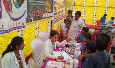 विकसित भारत संकल्प यात्रा   गाँव-गाँव में हितग्राही कर रहे केंद्र सरकार की योजनाओं से लाभ लेने हेतु आवेदन   आरंग के शिविर में कुल 65 आयुष्मान कार्ड बनाये गए और 11 लोगों को केसीसी ऋण वितरित किया गया