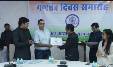 कलेक्टर डॉ गौरव सिंह ने कलेक्टोरेट में किया ध्वजारोहण   उत्कृष्ट कार्य करने वाले अधिकारी-कर्मचारी को कलेक्टर ने किया सम्मानित   उल्लेखनीय कार्य करने वाले दो आमनागरिकों को भी किया गया सम्मानित