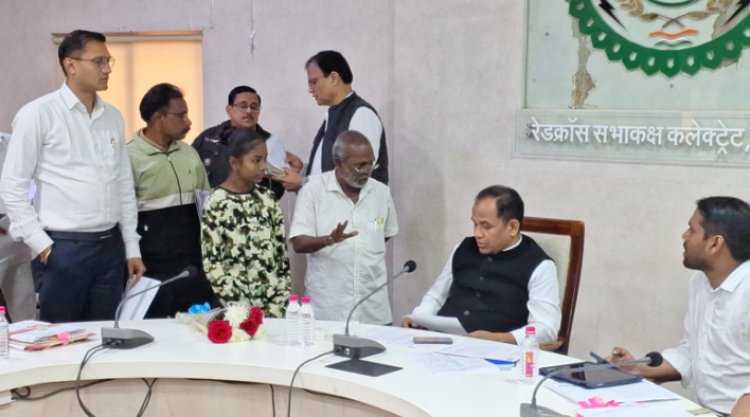 कलेक्टर डॉ गौरव सिंह ने अधिकारियों को समस्याओं के निराकरण करने के दिए निर्देश जनचौपाल में आए 77 आवेदन