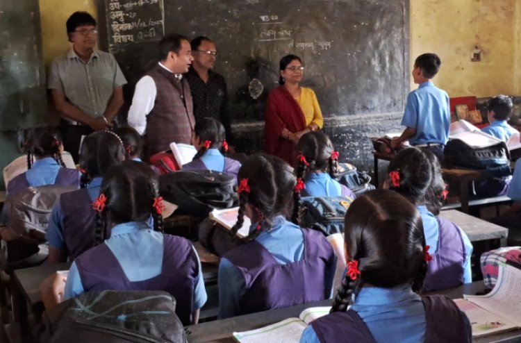 कलेक्टर ने धरसींवा विकासखंड के स्कूल, आंगनबाड़ी, स्वास्थ्य केन्द्र, धान उपार्जन केन्द्र और शासकीय उचित मूल्य दुकान का किया औचक निरीक्षण