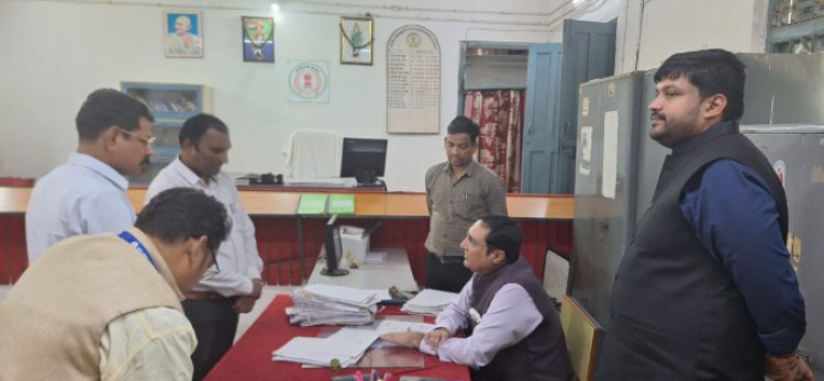 रायपुर संभागायुक्त डाॅ. अलंग ने किया अनुविभागीय, तहसील व कलेक्ट्रेट कार्यालय का निरीक्षण समुचित रिकॉर्ड संधारण के निर्देश
