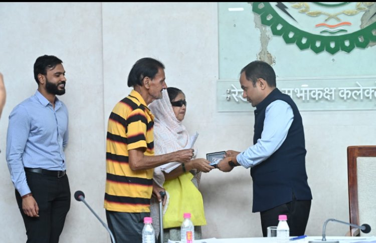 कलेक्टर जन चौपाल कलेक्टर डॉ. गौरव कुमार सिंह ने वृद्ध महिला को तुरंत दिया हियरिंग एड