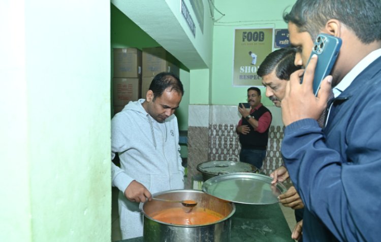 कलेक्टर डॉ. गौरव कुमार सिंह अचानक पहुंचे नवोदय विद्यालय उपलब्ध सुविधाओं की हुई समीक्षा, विद्यार्थियों से लिया फीडबैक