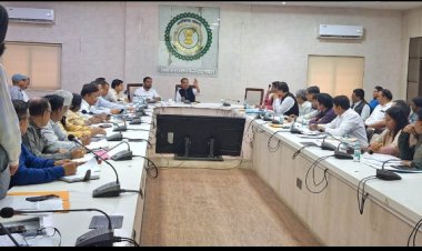 कलेक्टर डॉ. गौरव कुमार सिंह ने ली जिले के नगरीय निकायों की समीक्षा बैठक