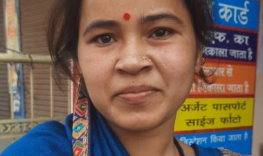 महतारी वंदन योजना का फ़ायदा लेने उमड़ी महिलाओं की भीड़