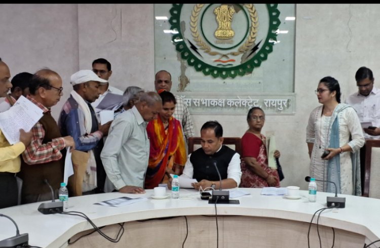 जन चौपाल में लैपटॉप की मांग लेकर पहुंचे दृष्टिबाधित प्रकाश साहू कलेक्टर डॉ सिंह ने दिया जल्द लैपटॉप दिलाने का आश्वासन