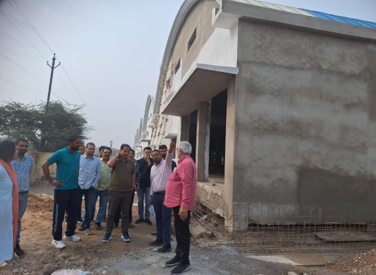 कलेक्टर ने मोवा स्थित निर्माणाधीन गारमेंट फैक्ट्री का किया निरीक्षण कार्य में प्रगति लाने और पार्किंग व्यवस्था के लिए दिए निर्देश