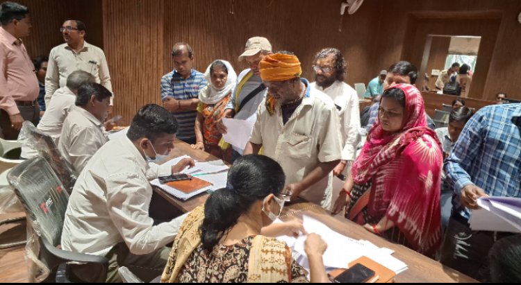 नागरिकों ने आवेदन के साथ अधिकारियों को बताई अपनी समस्याएं आज जनचौपाल में आये 67 आवेदन