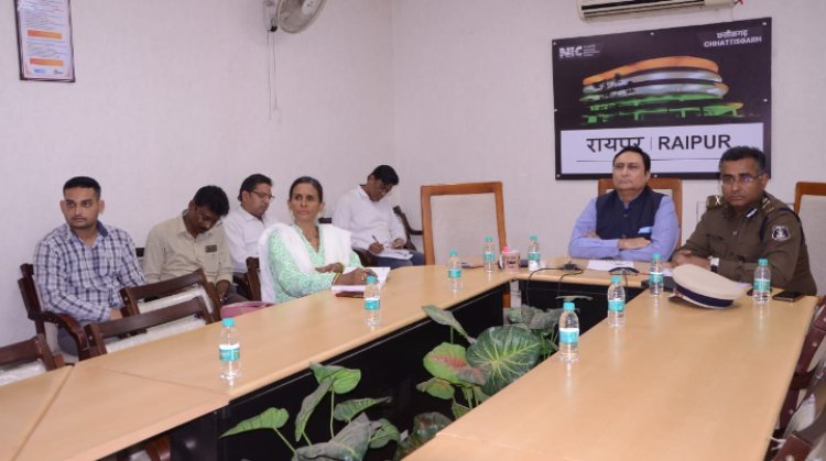 कानून व्यवस्था, आपराधिक गतिविधियों पर रोक और एन्टी नक्सल अभियानों पर हुई चर्चा रायपुर संभागायुक्त डॉ अलंग और आईजी श्री मिश्रा हुए शामिल