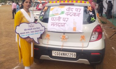 मतदाता जागरूकता का संदेश देने महिलाओं ने थामा कार का स्टेरिंग   जज्बा, उत्साह और एक स्वर में हर वर्ग को मतदान करने की अपील