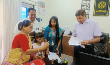 मुख्य सचिव श्री अमिताभ जैन, अपर मुख्य सचिव श्री सुब्रत साहू व वरिष्ठ अफसरों को मतदाता पर्ची का वितरण