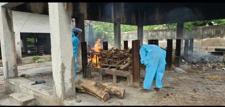 कलेक्टर डाॅ. गौरव सिंह के निर्देश पर कोविड-19 के मृतकों का अंतिम संस्कार   परिजनों के सहमति पर मृतकों के शव का हुआ अंतिम संस्कार