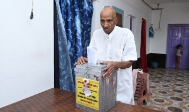 होम वोटिंग की सुविधा से 105 वर्षीय कन्हैया राम ने किया मतदान   परिजनों ने दिया निर्वाचन आयोग को धन्यवाद