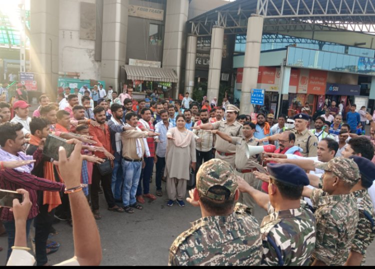 शहर भर में भ्रमण बाद मतदाता जागरूकता की दिलाई गई शपथ सिक्योरिटी गार्ड ने हरी झंडी दिखाकर रैली को किया रवाना