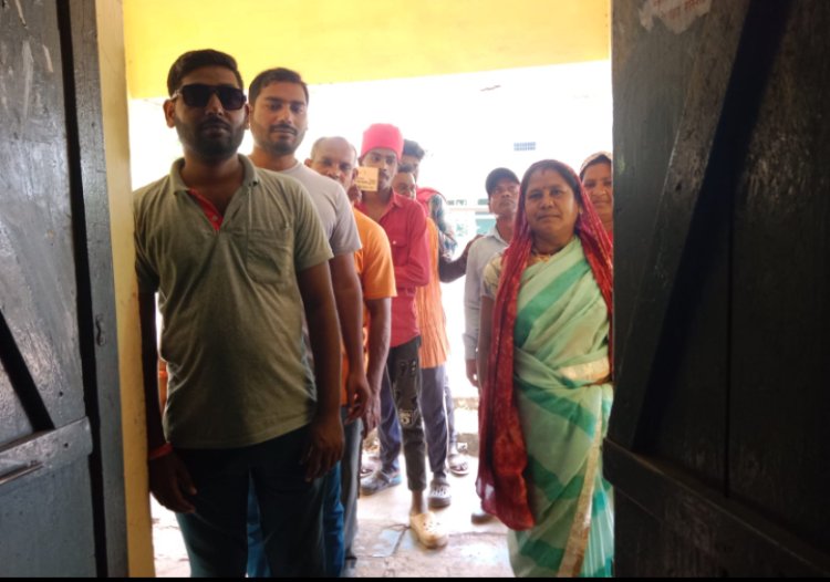 अपना बूथ जानो अभियान में पहंुचे मतदाता मतदान केन्द्र कलेक्टर ने किया मतदान केन्द्रों का निरीक्षण