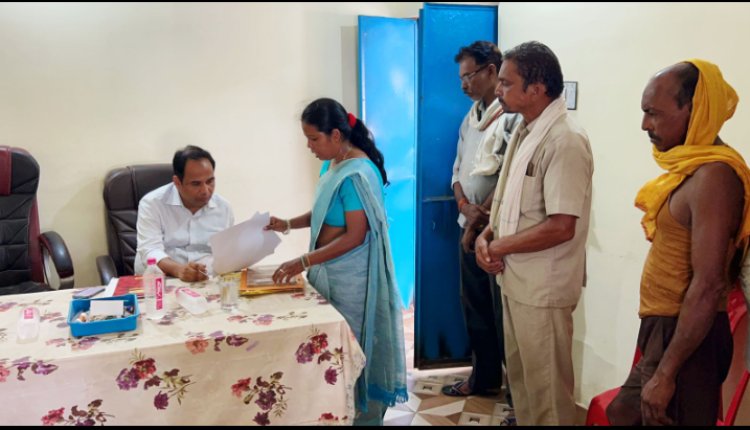 कलेक्टर ने बंगोली के पटवारी और ग्राम पंचायत कार्यालय का किया निरीक्षण अभियान चलाकर स्कूली बच्चों की जाति प्रमाण पत्र बनाने के दिए निर्देश