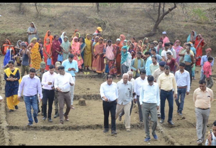मनरेगा के कार्यों का कलेक्टर ने किया अवलोकन, श्रमिकों से जाना हाल-चाल तालाब किनारे सघन पौधारोपण करने के दिए निर्देश