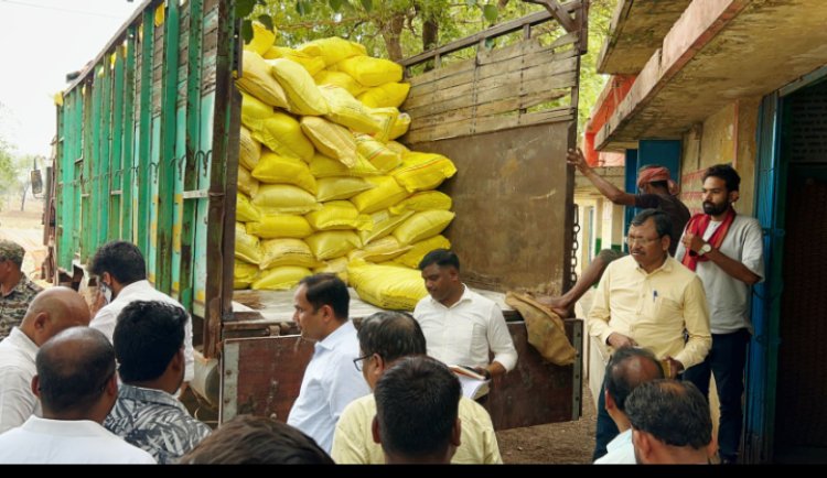 खाद बीज के लिए किसानों को भटकना ना पड़े, समय पर पर्याप्त भंडारण हो: कलेक्टर डॉ सिंह कलेक्टर डॉ. गौरव सिंह ने कृषि साख सहकारी समिति का किया निरीक्षण