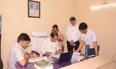 लंबित राजस्व प्रकरणों पर कलेक्टर ने जताई नाराजगी   धरसींवा तहसीलदार और नायब तहसीलदार को शो-काॅज नोटिस  