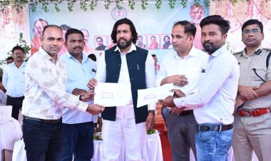 विधायक श्री गुरू खुशवंत एवं कलेक्टर डॉ गौरव सिंह हुए शामिल   हितग्राहियों को मछली पकड़ने जाल एवं मिला आईस क्यूब बॉक्स