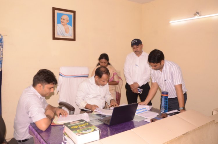 लंबित राजस्व प्रकरणों पर कलेक्टर ने जताई नाराजगी धरसींवा तहसीलदार और नायब तहसीलदार को शो-काॅज नोटिस