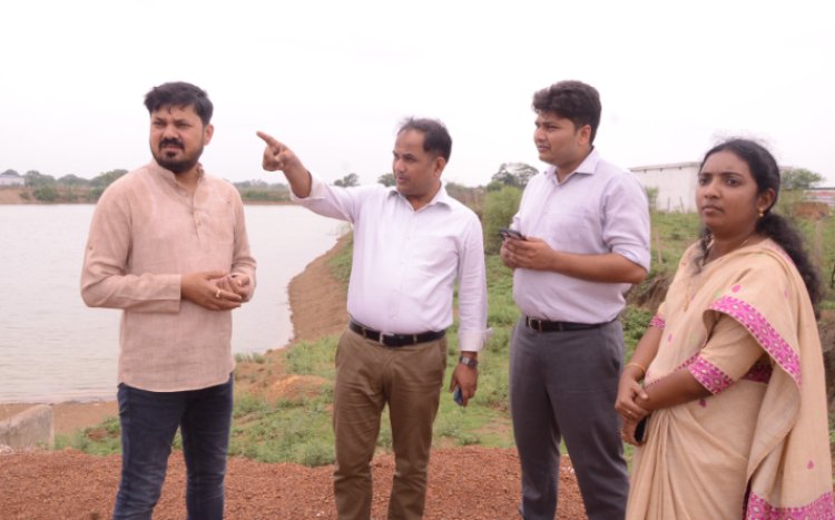 विधायक श्री अनुज शर्मा व कलेक्टर डाॅ. गौरव सिंह ने ग्राम बरबंदा के तालाब का किया अवलोकन
