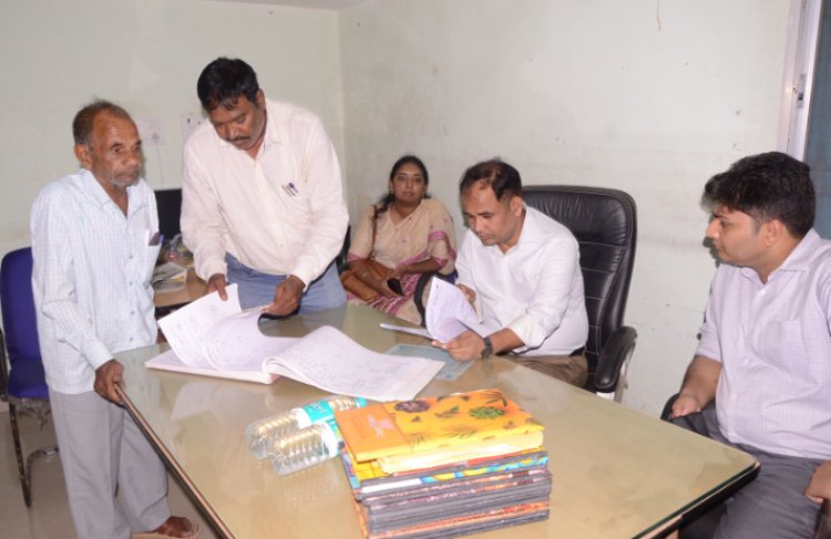 कलेक्टर डाॅ. गौरव सिंह पहुंचे पटवारी और पंचायत कार्यालय फौत पंजी अपडेट नहीं होने पर जताई नाराजगी