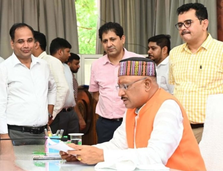 मुख्यमंत्री ने दिए थे कलेक्टर डॉ गौरव सिंह को निर्देश धान संग्रहण केंद्र के कर्मियों में खुशी की लहर