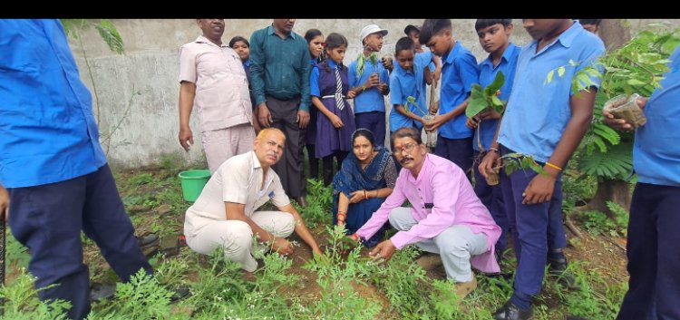 शाला प्रवेशोत्सव में बच्चों को खीर-पुडी खिलाकर लगाए टीके, किया स्वागत
