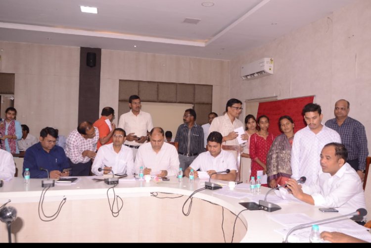 जनदर्शन में कलेक्टर डॉ गौरव सिंह ने हितग्राही को तुरंत दिलाई सहायता राशि जनदर्शन में 63 आवेदन प्राप्त हुए