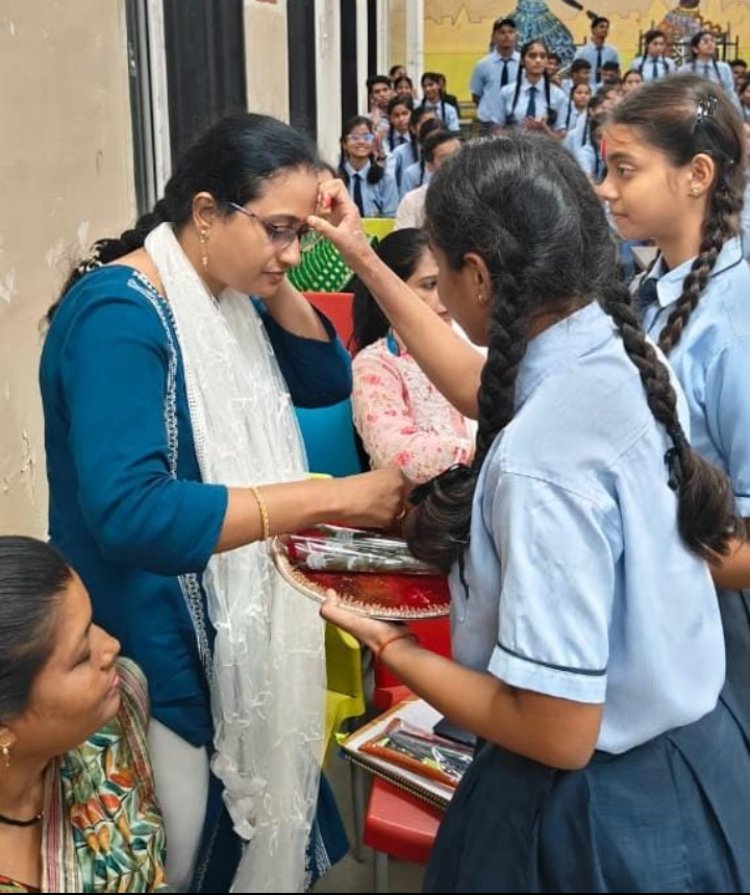 गुरुपूर्णिमा पर स्कूलों में विभिन्न कार्यक्रम गुरूओं का तिलक लगाकर किया सम्मान