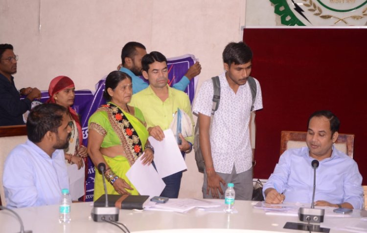 कलेक्टर डॉ. गौरव सिंह ने जनदर्शन में सुनी आम नागरिकों की समस्याएं संबंधित विभागों को आवेदनों को त्वरित निराकरण के दिए निर्देश
