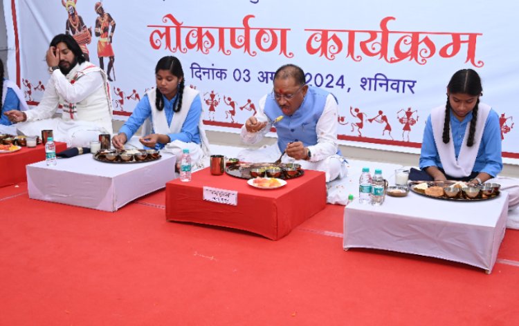 मुख्यमंत्री श्री विष्णुदेव साय ने छात्राओं के साथ किया भोजन छत्तीसगढ़ी व्यंजनों का चखा स्वाद