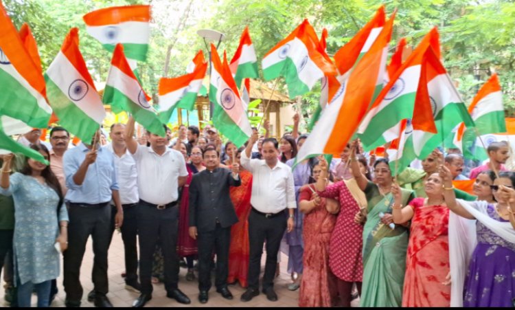संभागायुक्त और कलेक्टर ने कर्मचारियों को वितरित किए झंडे, किया हर घर तिरंगा फहराने का अहवान