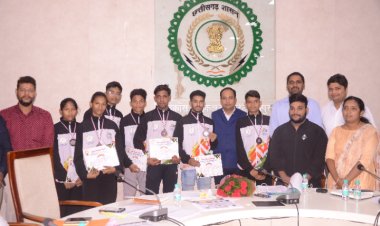 कलेक्टर डाॅ. गौरव सिंह ने वेटलिफ्टिंग में पदक जीतने वाले खिलाड़ियों का किया सम्मान  