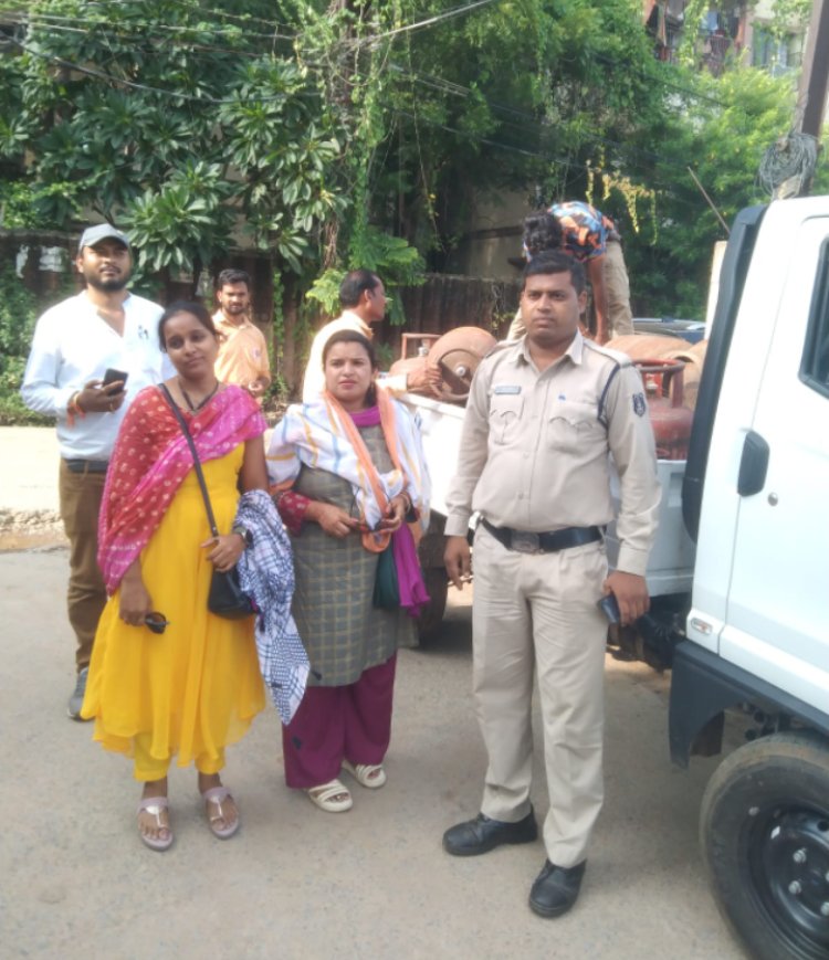 बड़े सिलेंडर से छोटे सिलेंडरों में हो रही थी रिफिलिंग, खाद्य विभाग की टीम ने मारा छापा